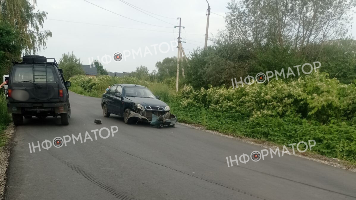 В Коломиї внаслідок ДТП автівка перекинулась в кювет. ФОТО