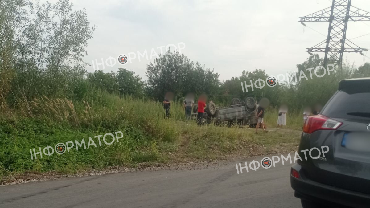 В Коломиї внаслідок ДТП автівка перекинулась в кювет. ФОТО