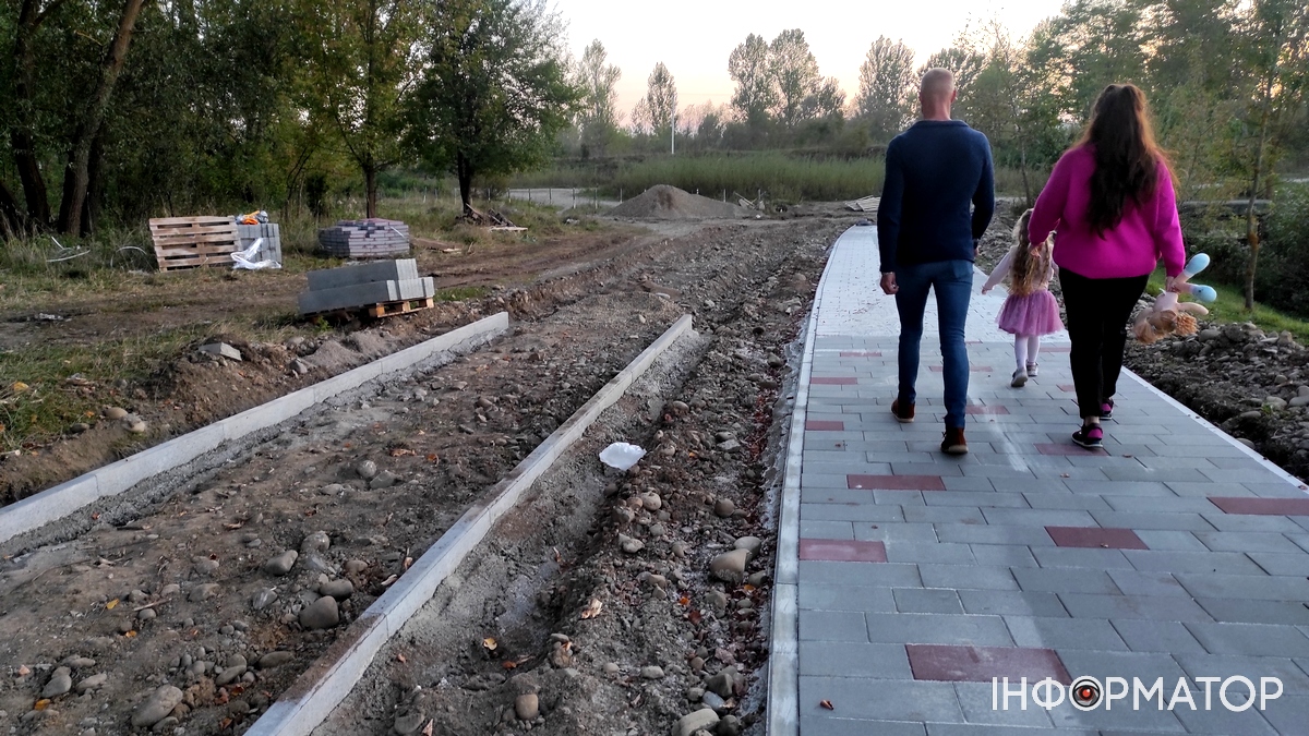 Ще більше бруківки: на Шевченківському озері знову викладають плитку