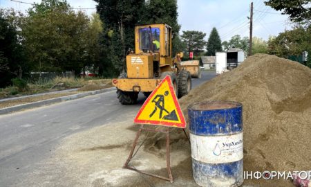 На частині вул. Довбуша підрядник ставить бруківку за пів мільйона гривень