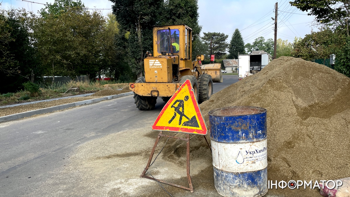 На частині вул. Довбуша підрядник ставить бруківку за пів мільйона гривень