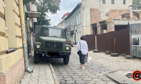 Рагульське паркування в центрі Коломиї: вантажівка знову заблокувала тротуар на Валовій