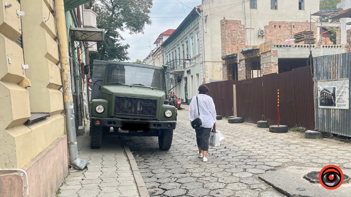 Рагульське паркування в центрі Коломиї: вантажівка знову заблокувала тротуар на Валовій