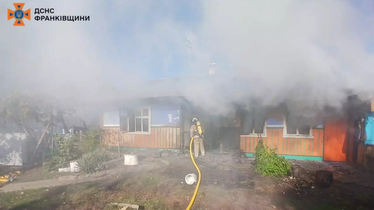 Вогонь охопив будинок на Коломийщині: жінка дістала опіки