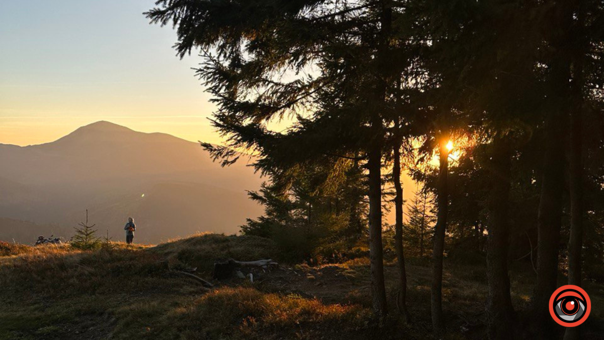 Холодний подих осені в сонячних Карпатах: фоторепортаж з гір