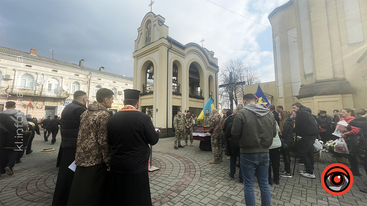 У Коломиї провели в останню путь воїна Олега Далавурака