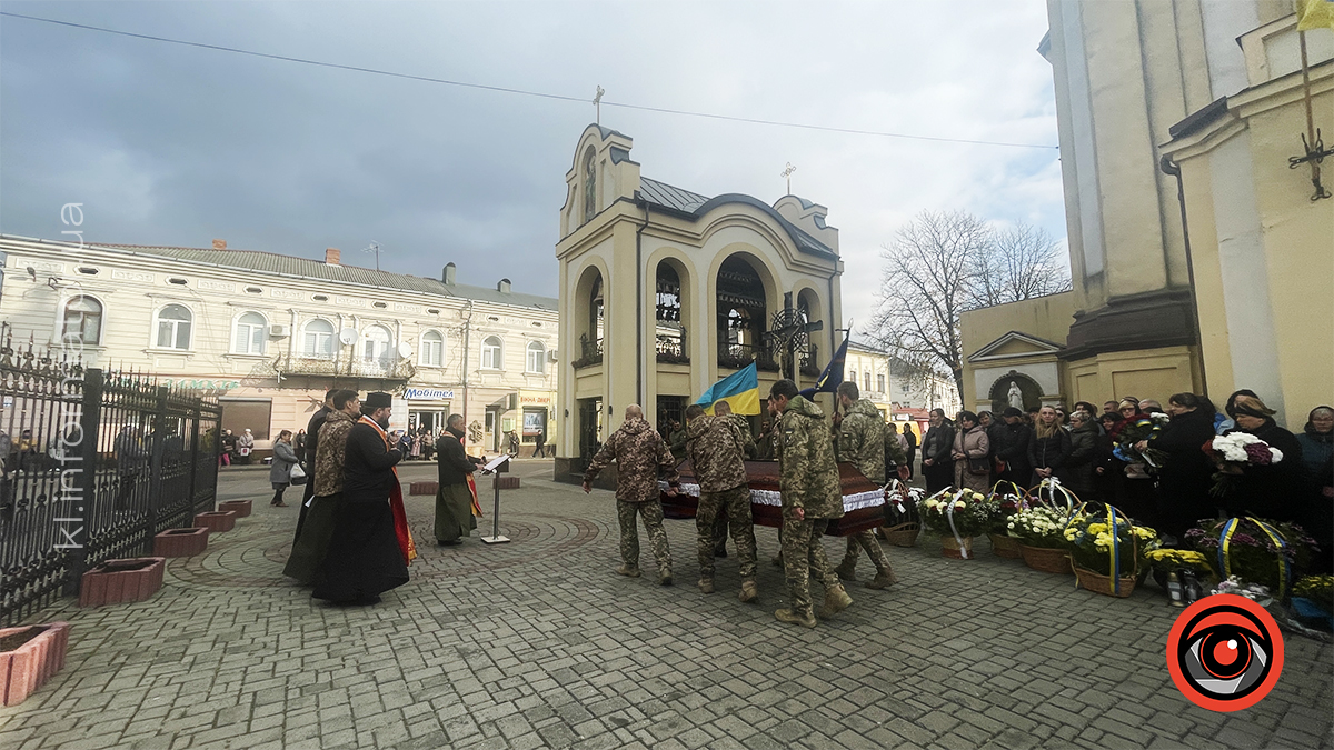 У Коломиї провели в останню путь воїна Олега Далавурака