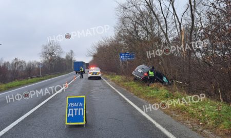 Під Коломиєю Mercedes-Benz злетів з дороги