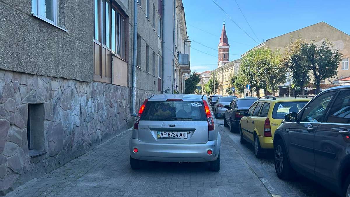 У Коломиї водій Ford заїхав прямо на тротуар