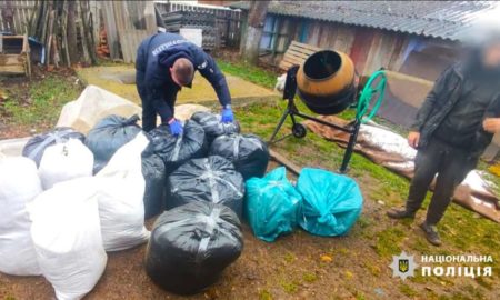 В авто мешканця Коломийщини знайшли 300 кг тютюну, в нього вдома - ще 500