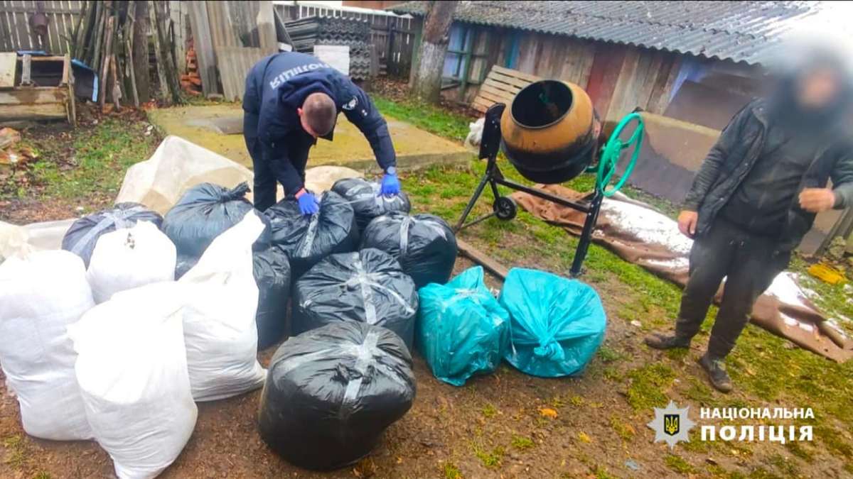 В авто мешканця Коломийщини знайшли 300 кг тютюну, в нього вдома - ще 500