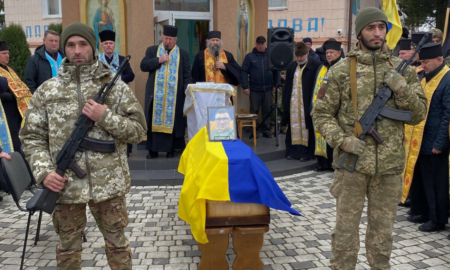 На Коломийщині на колінах зустріли полеглого Героя Олега Бойко