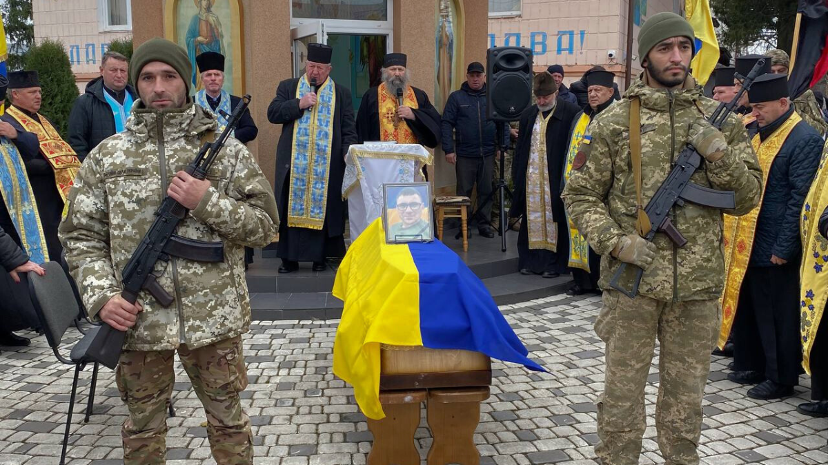 На Коломийщині на колінах зустріли полеглого Героя Олега Бойко