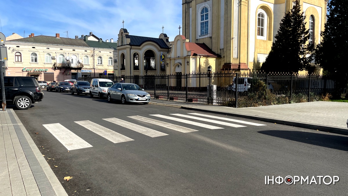 Новий пішохідний перехід облаштували у центрі Коломиї | Фотофакт