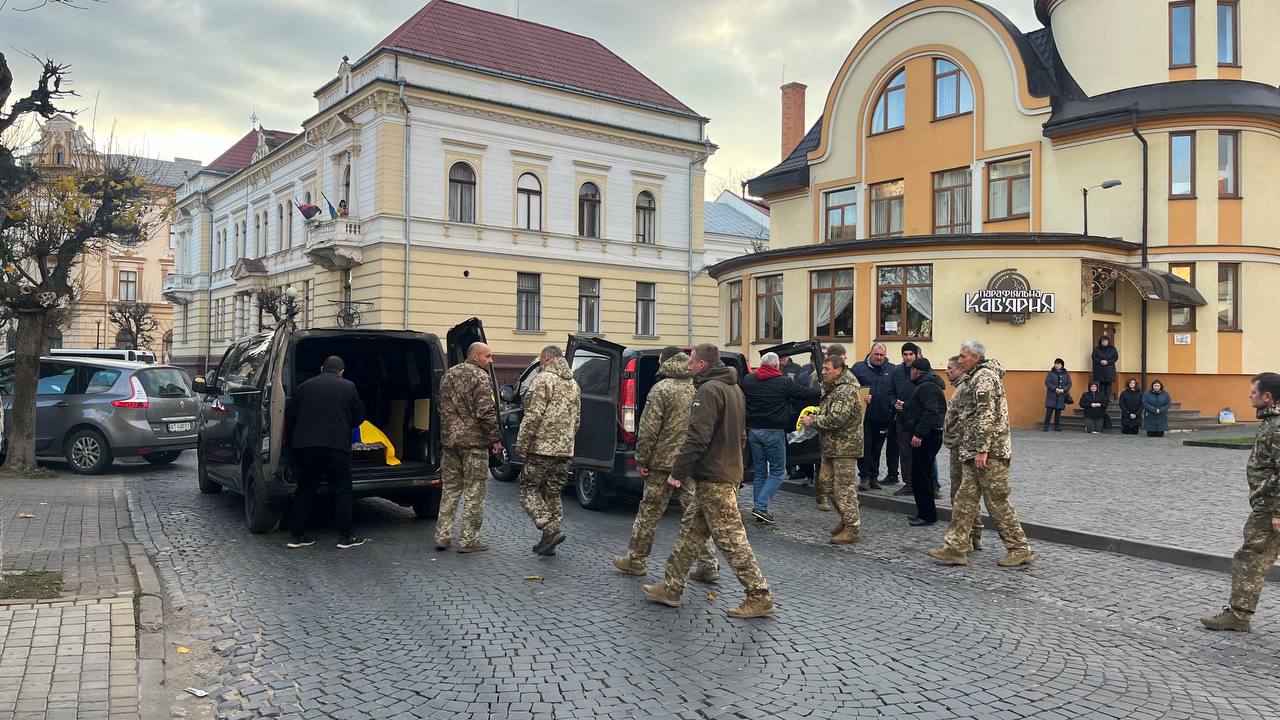 До Коломиї на вічний спочинок повернулися бійці Олексій Якобуца та Мирослав Куриляк