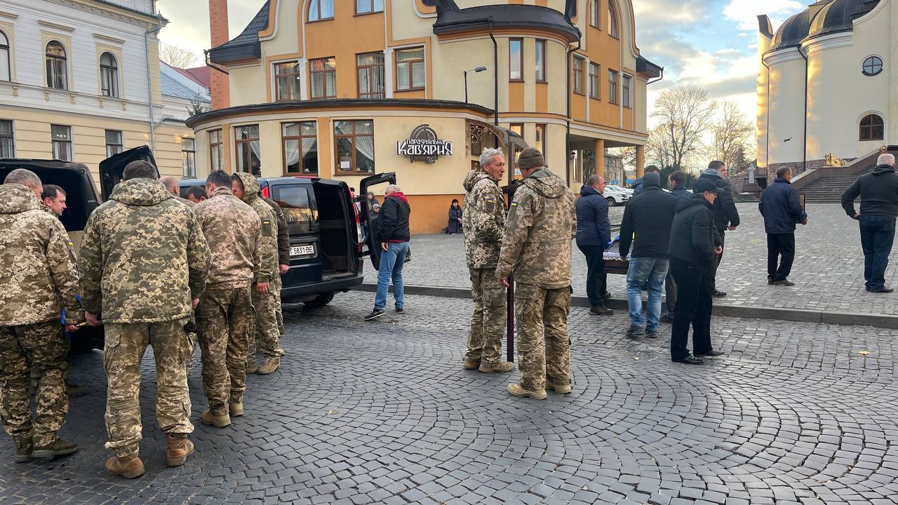 До Коломиї на вічний спочинок повернулися бійці Олексій Якобуца та Мирослав Куриляк