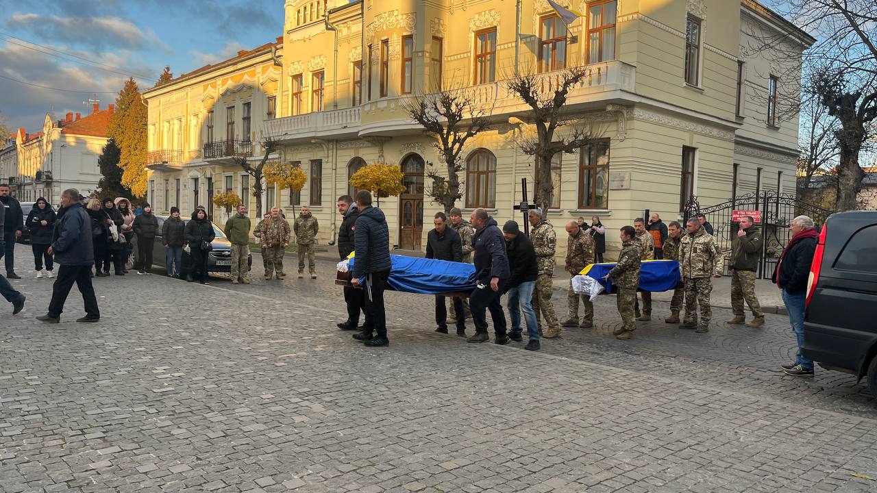 До Коломиї на вічний спочинок повернулися воїни Олексій Якобуца та Мирослав Куриляк