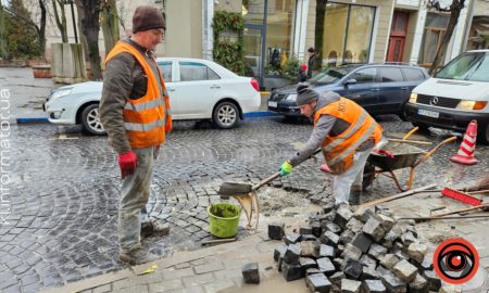 На вул. Театральній перекладають бруківку: рух ускладнений