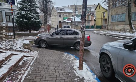 Знову впоперек: зухвале паркування у Коломиї