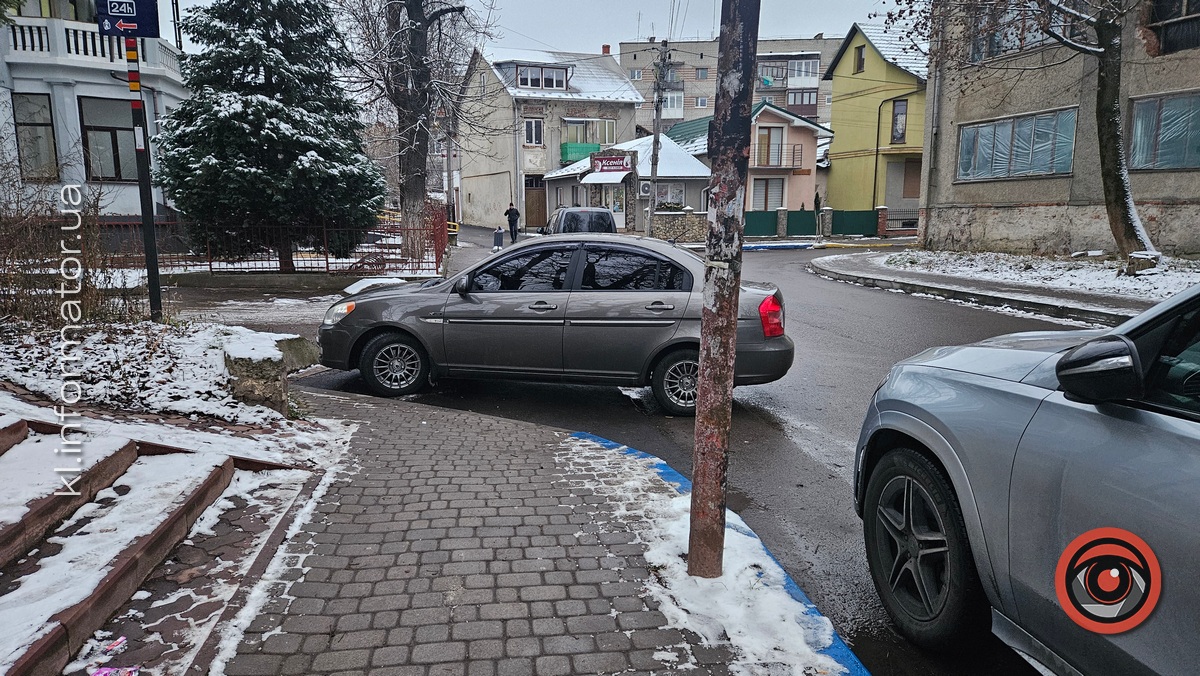 Знову впоперек: зухвале паркування у Коломиї