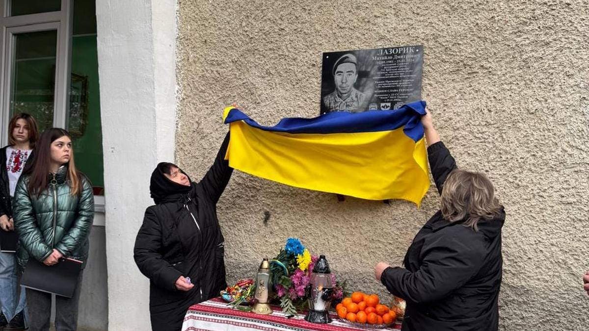 На Косівщині відкрили меморіальну дошку бойовому медику Михайлу Лазорику