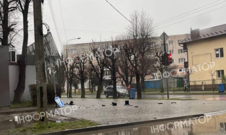 У Коломиї на перехресті знесли світлофор та дорожній знак