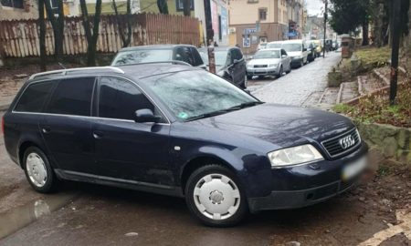 У середмісті Коломиї водій Audi перегородив тротуар