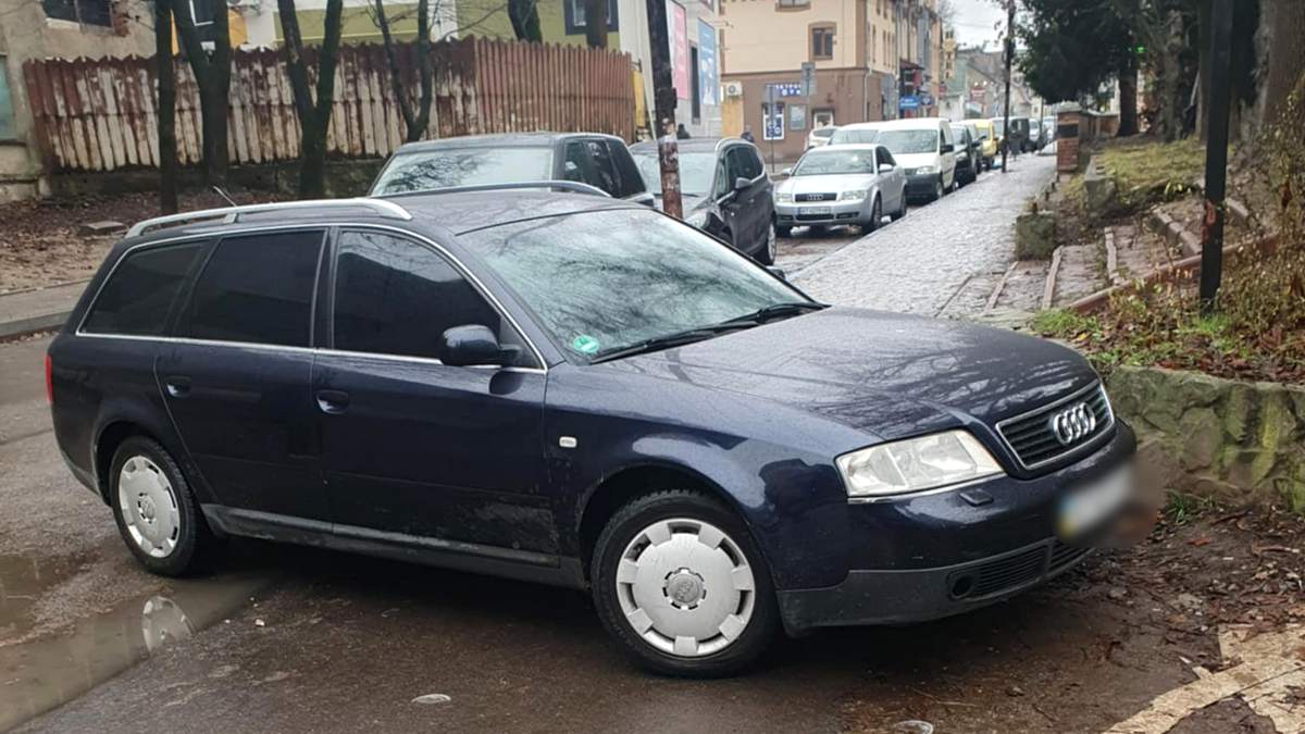 У середмісті Коломиї водій Audi перегородив тротуар