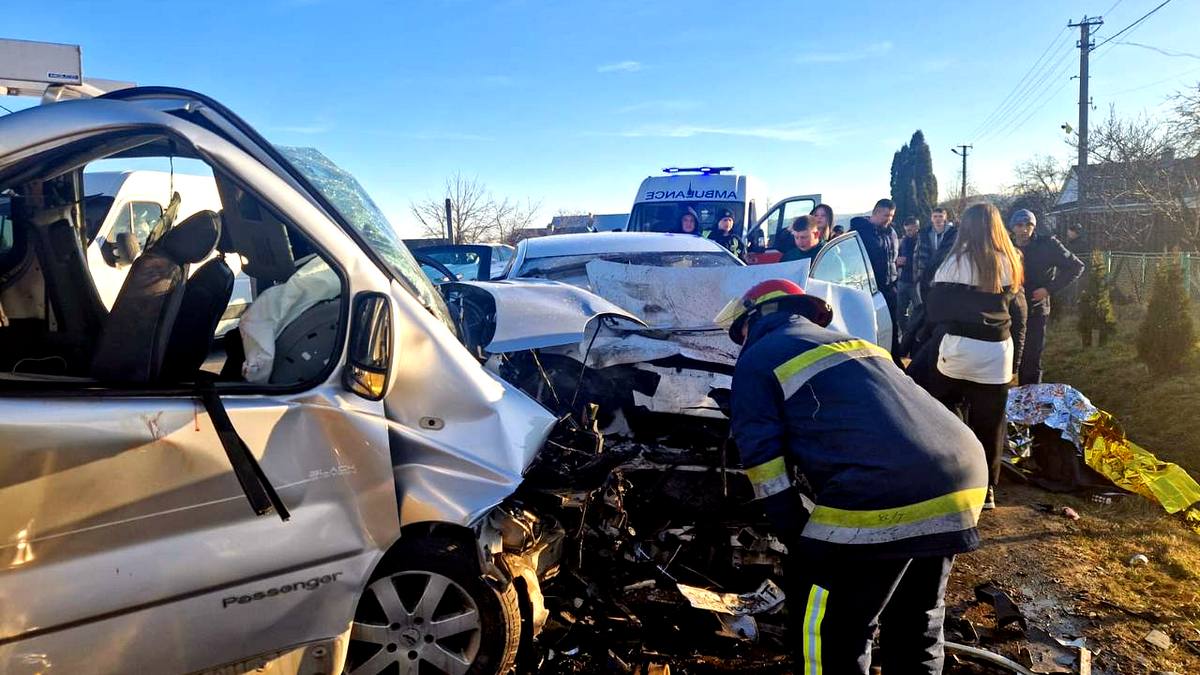 Юна водійка Jaguar-у спровокувала ДТП на Прикарпатті. 13 людей у лікарні