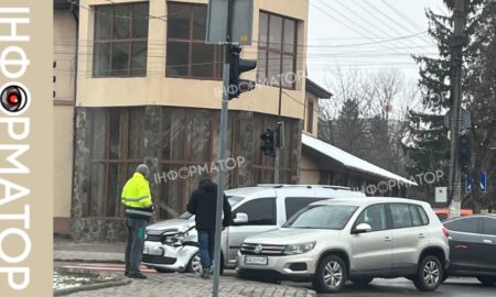 У Коломиї на перехресті не розминулись дві автівки