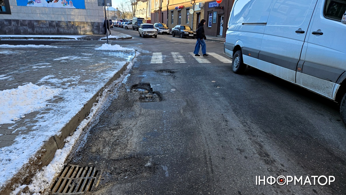 У центрі Коломиї водіям дошкуляє яма