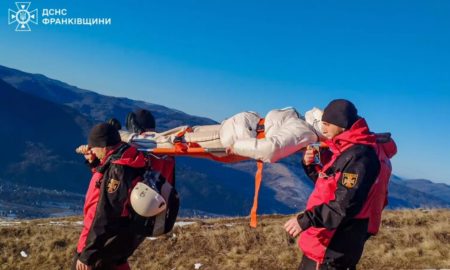 Обморожені кінці та травмована нога: на Прикарпатті рятували двох туристів