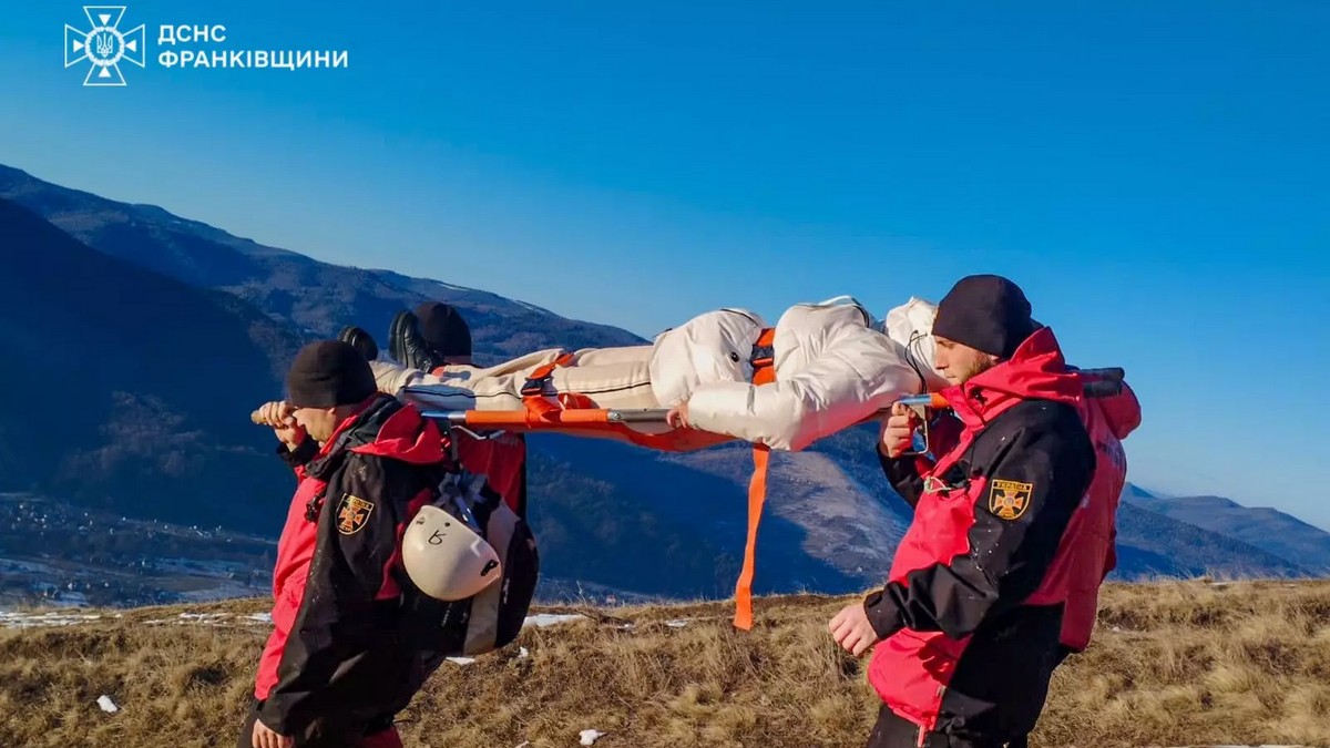 Обморожені кінці та травмована нога: на Прикарпатті рятували двох туристів