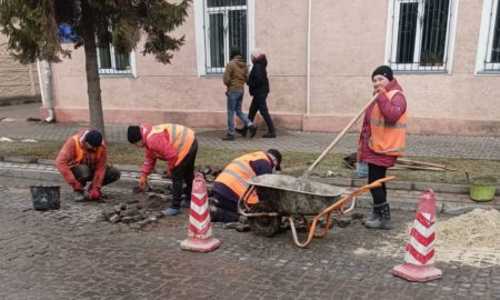 Знову й знову: комунальники вкотре перекладали бруківку на бульварі Лесі Українки