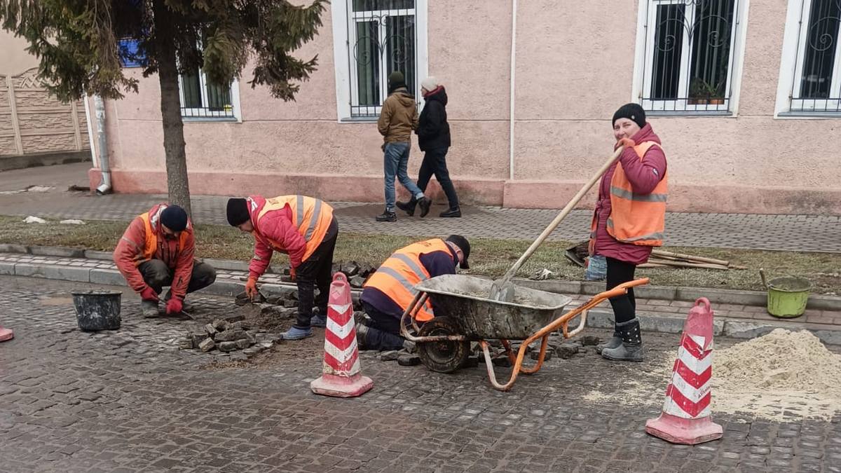 Знову й знову: комунальники вкотре перекладали бруківку на бульварі Лесі Українки