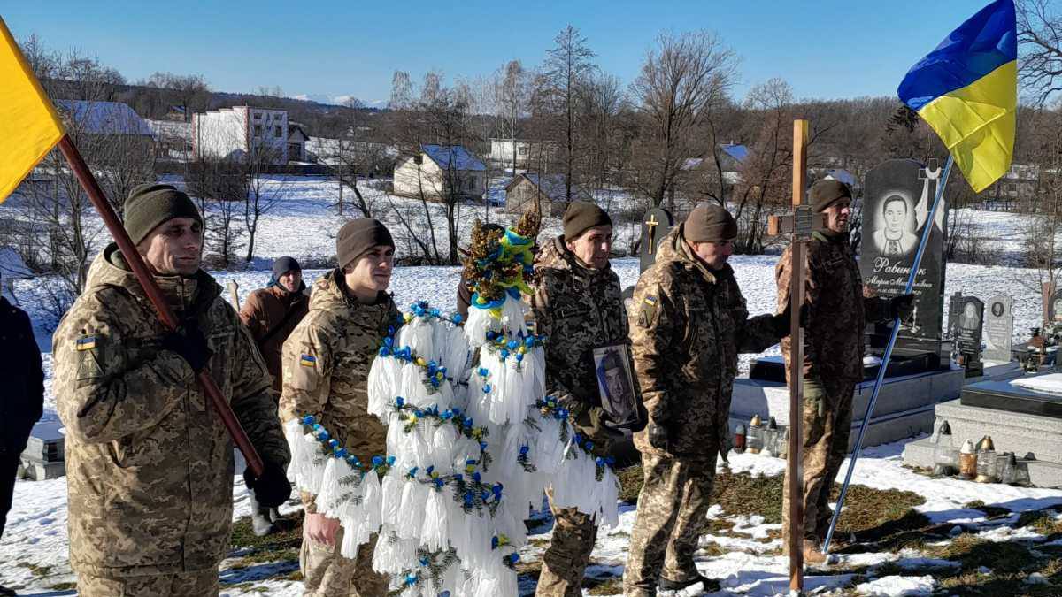 Назавжди 30: у Коршівській громаді на вічний спочинок провели воїна Романа Плещука