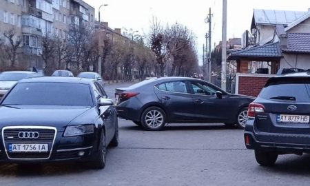 Із візком - на проїжджу: тротуарна вул. Бандери перетворили на автопаркінг