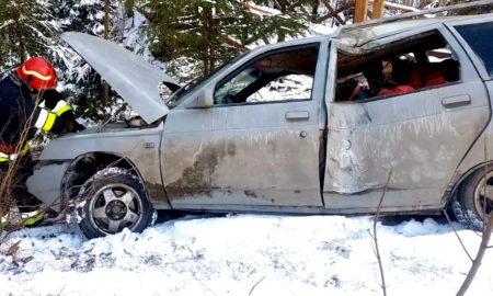 З перекинутого автомобіля на Прикарпатті рятували чоловіка