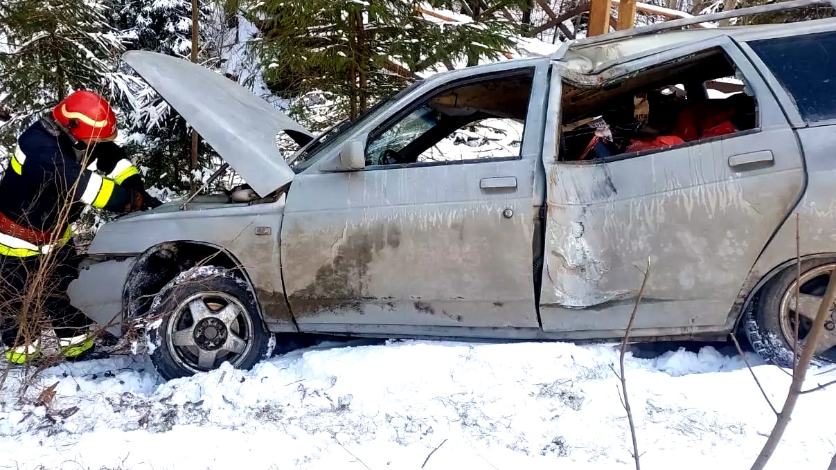 З перекинутого автомобіля на Прикарпатті рятували чоловіка