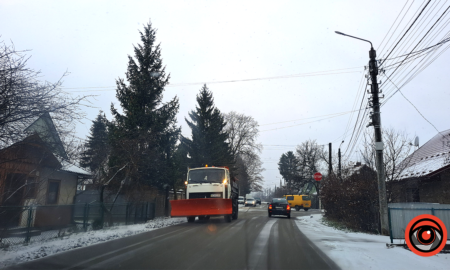 Як дорожники Прикарпаття борються з ожеледицею на дорогах