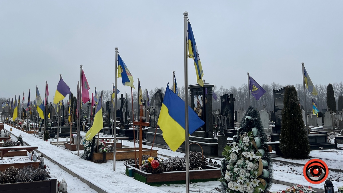 На Верховинщині чоловік поцупив вазу з могили воїна: його судили