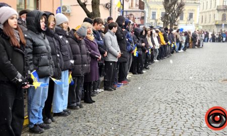 Понад тисяча коломиян утворили живий ланцюг у середмісті | ФОТО, ВІДЕО