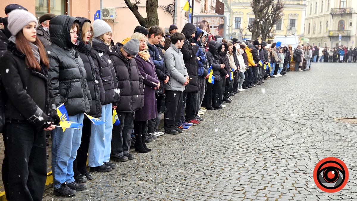 Понад тисяча коломиян утворили живий ланцюг у середмісті | ФОТО, ВІДЕО