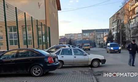 Покинута автіка вкрала тротуар в пішоходів Коломиї