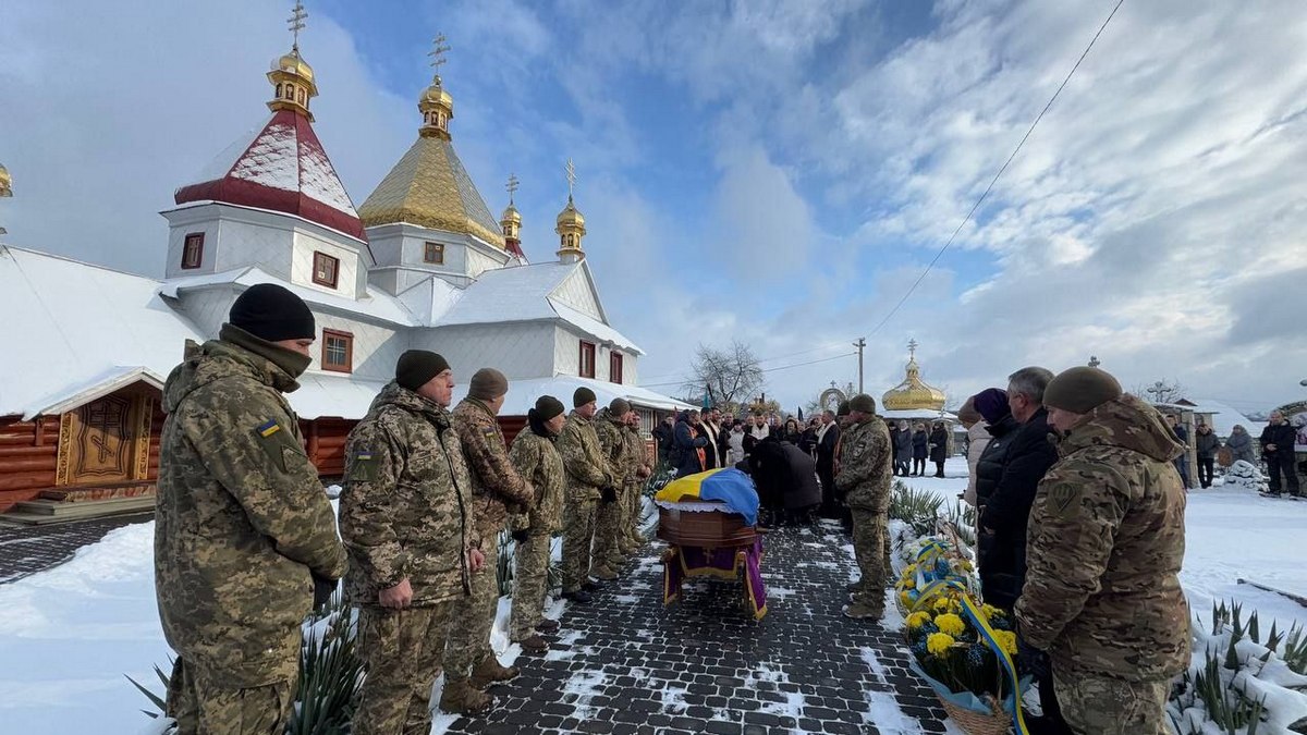 В Печеніжинській громаді попрощалися з Героєм Богданом Рощинським