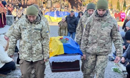 Отинійська громада на колінах зустріла загиблого Героя Мирослава Гуцула