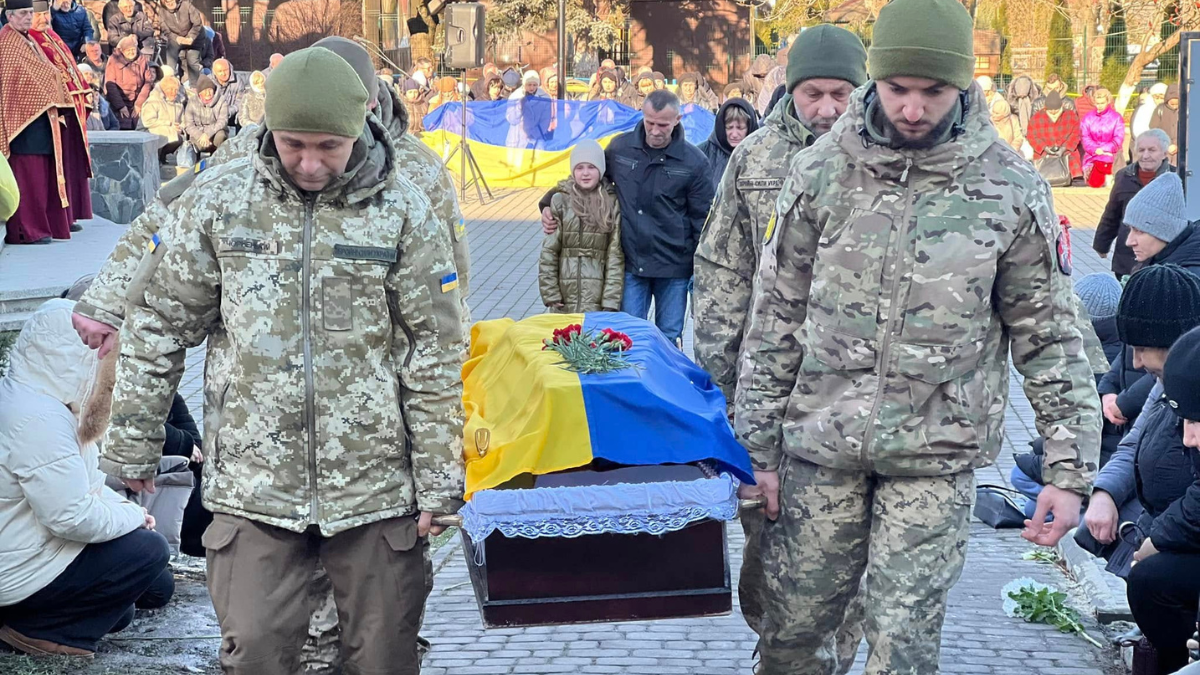 Отинійська громада на колінах зустріла загиблого Героя Мирослава Гуцула