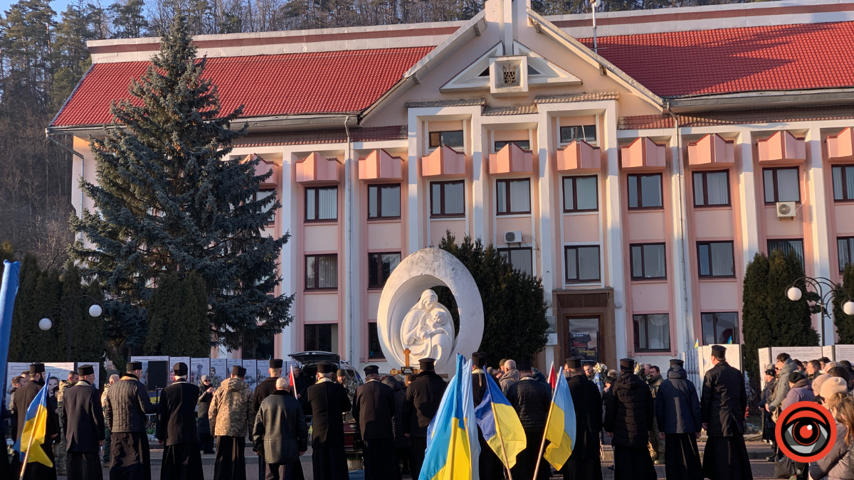 До Косова прибув кортеж Героя-Максима Ємця