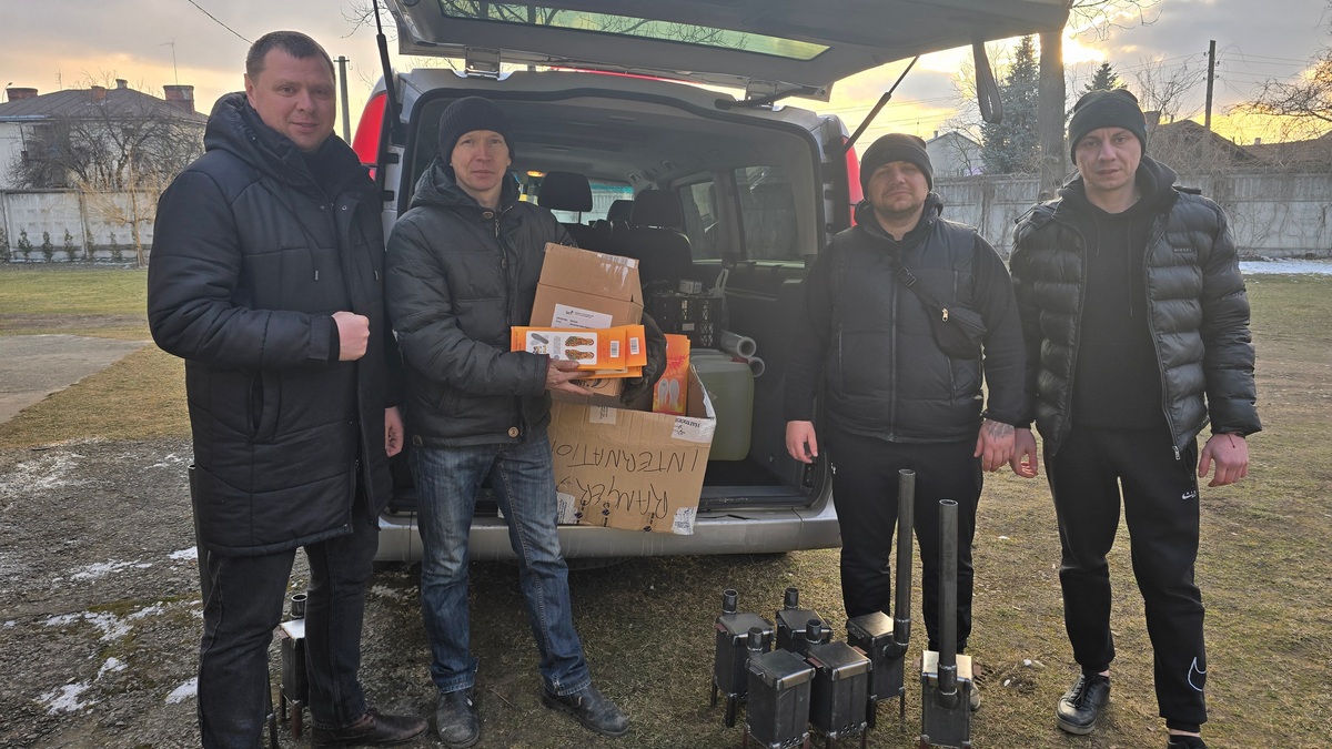 Волонтери "Локомотиву" відвезли чергову допомогу захисникам