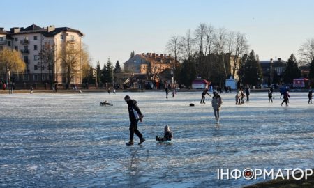 Коломияни випробовують лід міського озера на міцність